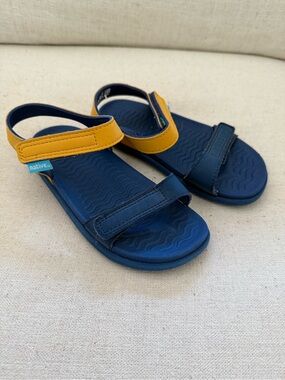Native Kids Navy and Yellow Velcro Sport Sandals Size 11.